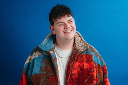 Von der Straßenmusik auf die ESC-Bühne: Das ist Sänger Isaak Von der Straßenmusik auf die ESC-Bühne: Das ist Sänger Isaak