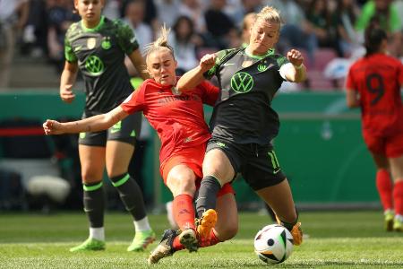 Bayern-Torhüterin Grohs patzt: Wolfsburg feiert zehnte Pokalparty in Serie Bayern-Torhüterin Grohs patzt: Wolfsburg feiert zehnte Pokalparty in Serie