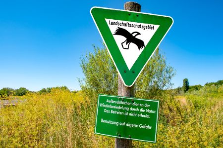 Schild für Landschaftsschutzgebiet steht in der Natur