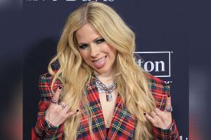 Unkompliziert: Avril Lavigne passt der Punk-Look der 00er Jahre noch