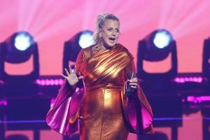 Zuschauer spotten über Barbara Schönebergers Outfit