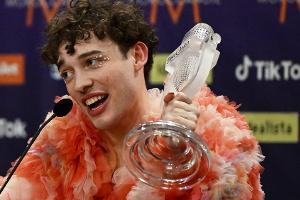 Nach ESC-Sieg: Nemo zerstört die Trophäe