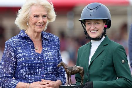 Königin Camilla: Auch ohne Charles strahlt sie bei Reitturnier Königin Camilla: Auch ohne Charles strahlt sie bei Reitturnier
