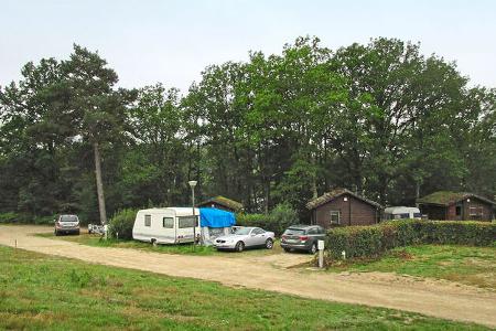 Camping de La Presqu’île, Caravan, Auto, Scheune