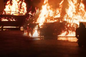 Traumautos stehen in Flammen