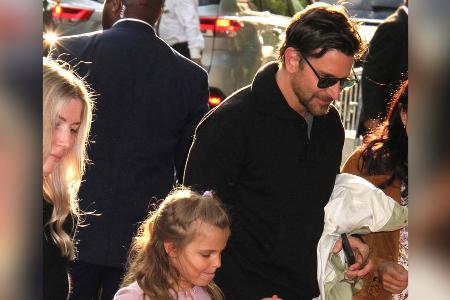 Niedliche Begleitung: Bradley Cooper kommt mit Tochter zu Filmpremiere Niedliche Begleitung: Bradley Cooper kommt mit Tochter zu Filmpremiere