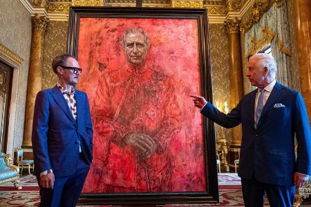 Feuriges Gemälde: König Charles enthüllt erstes offizielles Porträt Feuriges Gemälde: König Charles enthüllt erstes offizielles Porträt