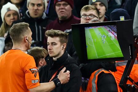 Nach lauter Kritik: Englands Klubs stimmen über VAR ab Nach lauter Kritik: Englands Klubs stimmen über VAR ab
