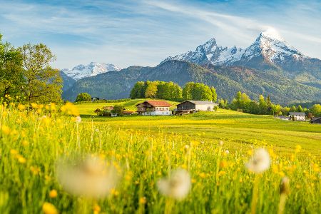 Bauernhof vor Gebirgslandschaft Bauernhof vor Gebirgslandschaft