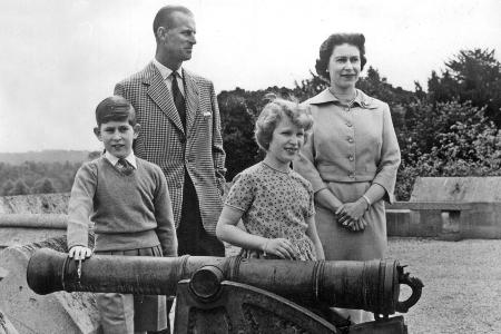 Palast zeigt unbekannte Fotos der königlichen Familie Palast zeigt unbekannte Fotos der königlichen Familie