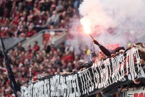 Schweigeminute im Spiel: Bayer gedenkt verstorbenen Fans