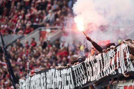 Schweigeminute im Spiel: Bayer gedenkt verstorbenen Fans Schweigeminute im Spiel: Bayer gedenkt verstorbenen Fans
