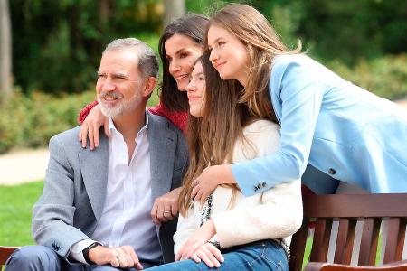 Neue Familienfotos: Letizia und Felipe posieren mit ihren Töchtern Neue Familienfotos: Letizia und Felipe posieren mit ihren Töchtern