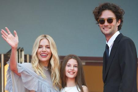 Sienna Miller zeigt sich erstmals mit Tochter auf dem roten Teppich Sienna Miller zeigt sich erstmals mit Tochter auf dem roten Teppich