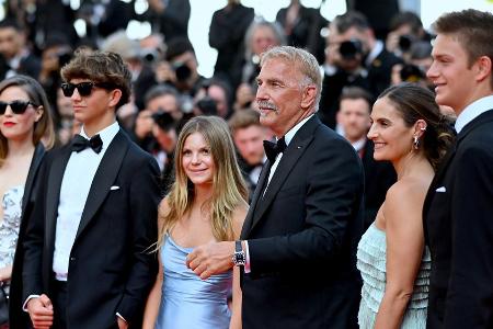 Kevin Costner: Mit Tränen, Kindern und Schnauzer in Cannes Kevin Costner: Mit Tränen, Kindern und Schnauzer in Cannes