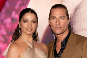 Prost! Camila und Matthew McConaughey werben ohne Hosen