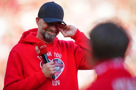 Jürgen Klopp mit Mikrofon in der Hand wischt sich die Augen
