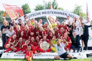 Meistertrainer Straus verlängert - FCB-Frauen geehrt