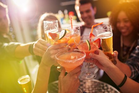 gruppe menschen stoßen mit drinks an