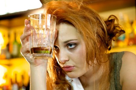 frau hat zu viel alkohol getrunken