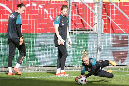 Hrubesch forciert Kampf ums DFB-Tor - Olympia wohl ohne Däbritz Hrubesch forciert Kampf ums DFB-Tor - Olympia wohl ohne Däbritz
