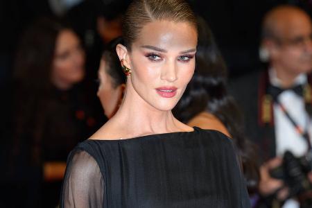 Rosie Huntington-Whiteley sendet nackte Grüße aus Cannes Rosie Huntington-Whiteley sendet nackte Grüße aus Cannes