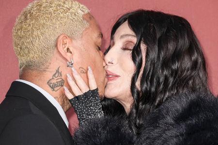Cher knutscht in Cannes auf dem roten Teppich Cher knutscht in Cannes auf dem roten Teppich
