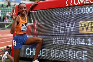 10.000 m: Kenianerin Chebet knackt Weltrekord