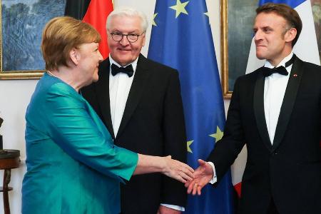 Große Wiedersehensfreude: Angela Merkel trifft die Macrons Große Wiedersehensfreude: Angela Merkel trifft die Macrons