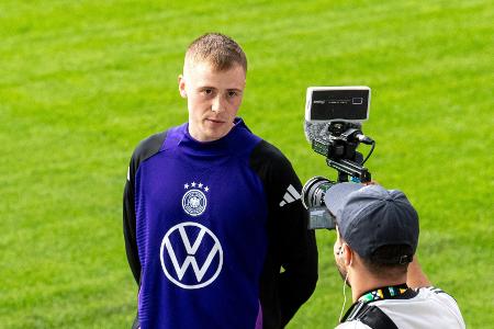 YouTuber auf dem Rasen: Kurze Aufregung beim DFB-Training YouTuber auf dem Rasen: Kurze Aufregung beim DFB-Training