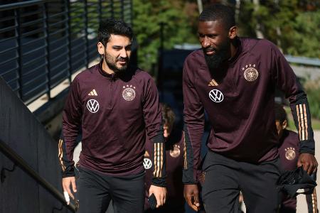 Gündogan und Rüdiger singen Fangesänge mit den Gündogan und Rüdiger singen Fangesänge mit den