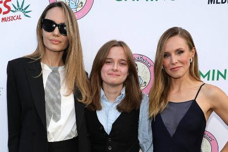Angelina Jolie und Tochter Vivienne strahlen bei Musical-Premiere Angelina Jolie und Tochter Vivienne strahlen bei Musical-Premiere