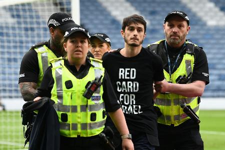 An den Pfosten gekettet: Anti-Israel-Protest in EM-Quali An den Pfosten gekettet: Anti-Israel-Protest in EM-Quali