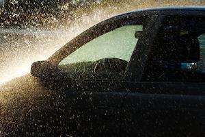 Sicher Auto fahren im Regen