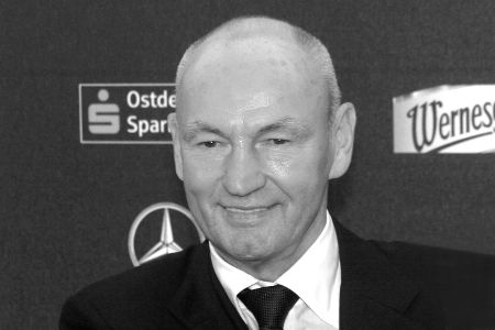 Portrait eines alten Mannes in schwarz-weiß