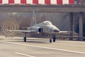 Kampfjets auf der Autobahn A1