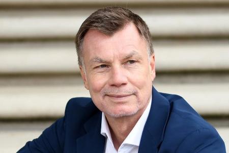 Thomas Helmer ersetzt Stefan Kuntz im Thomas Helmer ersetzt Stefan Kuntz im