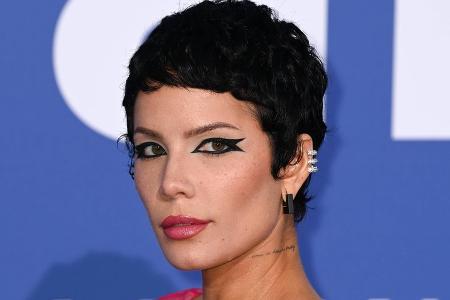 Sängerin Halsey ist nach Erkrankung Sängerin Halsey ist nach Erkrankung