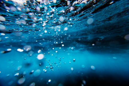 Luftblasen unter Wasser