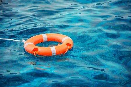 Rettungsring schwimmt auf Wasser