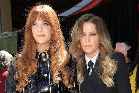 Riley Keough enthüllt Cover und Titel von Lisa Marie Presleys Memoiren Riley Keough enthüllt Cover und Titel von Lisa Marie Presleys Memoiren
