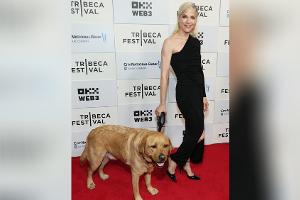 Selma Blair posiert mit ihrem Assistenzhund auf dem roten Teppich