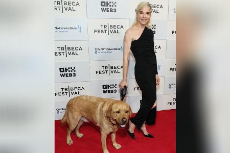 Selma Blair posiert mit ihrem Assistenzhund auf dem roten Teppich Selma Blair posiert mit ihrem Assistenzhund auf dem roten Teppich