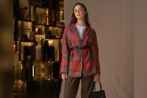 Steht jeder Frau: Blazer kombinieren wir nun mit diesem Accessoire