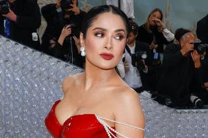 "Zwei Jahrzehnte später": Fans feiern Salma Hayek für Bikini-Foto