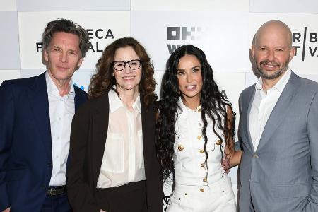 Demi Moore feiert mit Demi Moore feiert mit