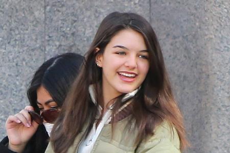 Suri Cruise verrät, auf welches College sie geht Suri Cruise verrät, auf welches College sie geht