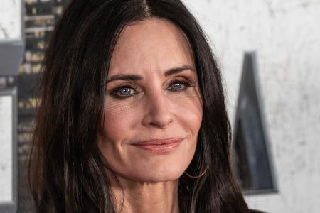 Nach 40 Jahren: Courteney Cox stellt Tanz aus Springsteen-Video nach Nach 40 Jahren: Courteney Cox stellt Tanz aus Springsteen-Video nach