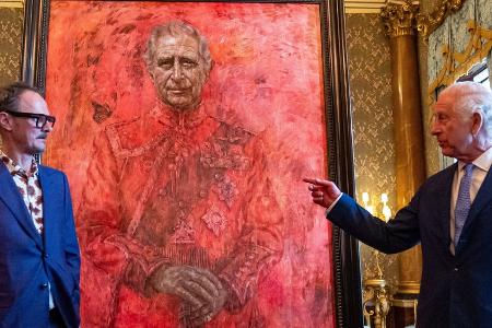 Neues Charles-Porträt: Aktivisten überkleben Gesicht des Königs Neues Charles-Porträt: Aktivisten überkleben Gesicht des Königs