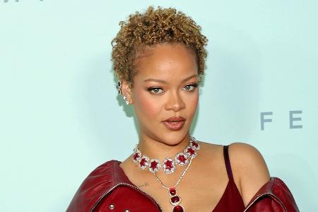 Auftritt in Los Angeles: Rihanna trägt wieder natürliche Locken Auftritt in Los Angeles: Rihanna trägt wieder natürliche Locken